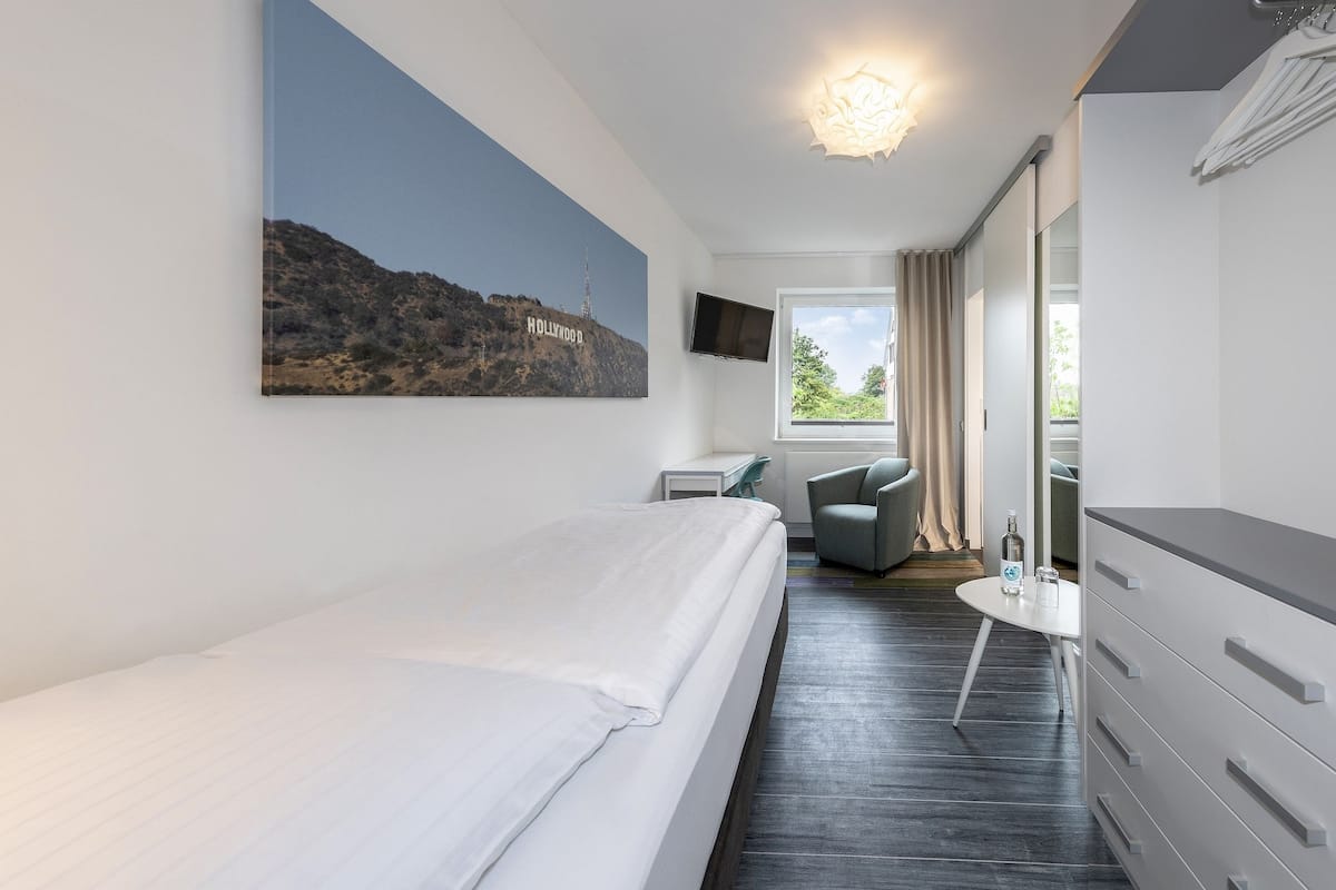 standard single room, 1 bedroom | hypo-allergenic bedding, in-room safe, blackout curtains, free wifi