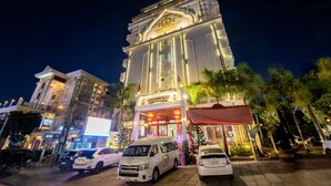 Mặt tiền nơi lưu trú - ban đêm