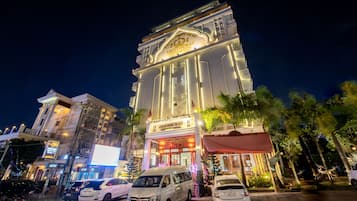 Voorkant accommodatie - avond/nacht