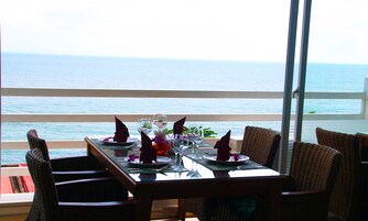 Mesa para dos con vista al océano.