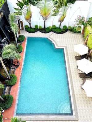 Outdoor pool, pool umbrellas - Aristocrat Residence & Hotel (Sihanoukville)