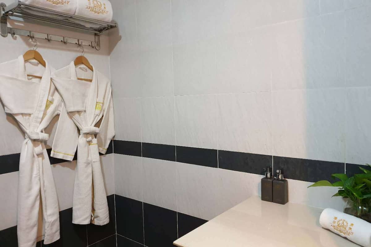 Deluxe Twin Sea view | BadrumsbekvÀmligheter | Dusch, regndusch, gratis toalettartiklar och hÄrtork