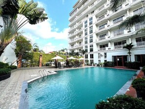 室外游泳池，提供泳池遮陽傘