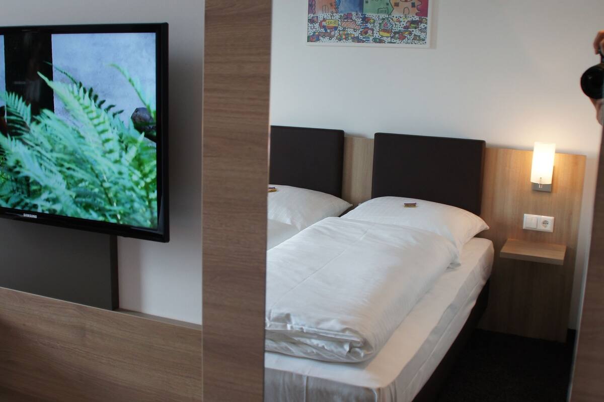 double room | hypo-allergenic bedding, in-room safe, desk, blackout curtains