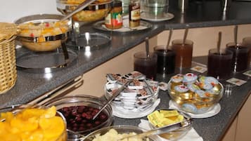 Ein reichhaltiges Buffet mit Speisen und Getränken.