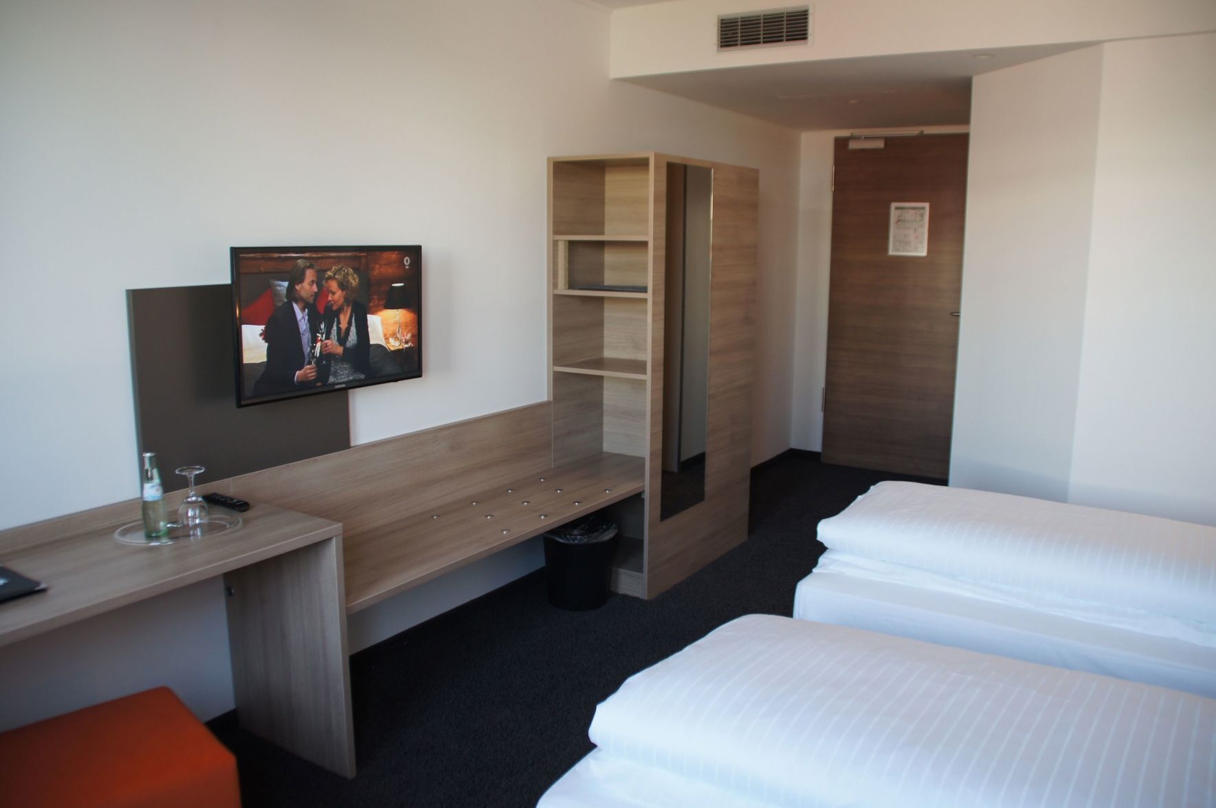 Ropa de cama hipoalergénica y caja de seguridad en la habitación 