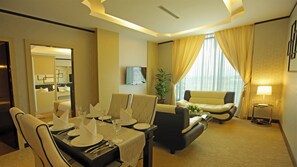 Presidential-Suite | Essbereich im Zimmer