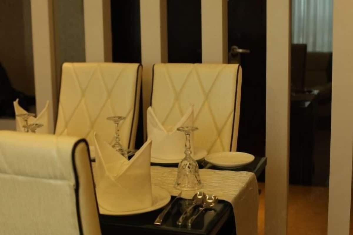 Dining | Breakfast, lunch and dinner served