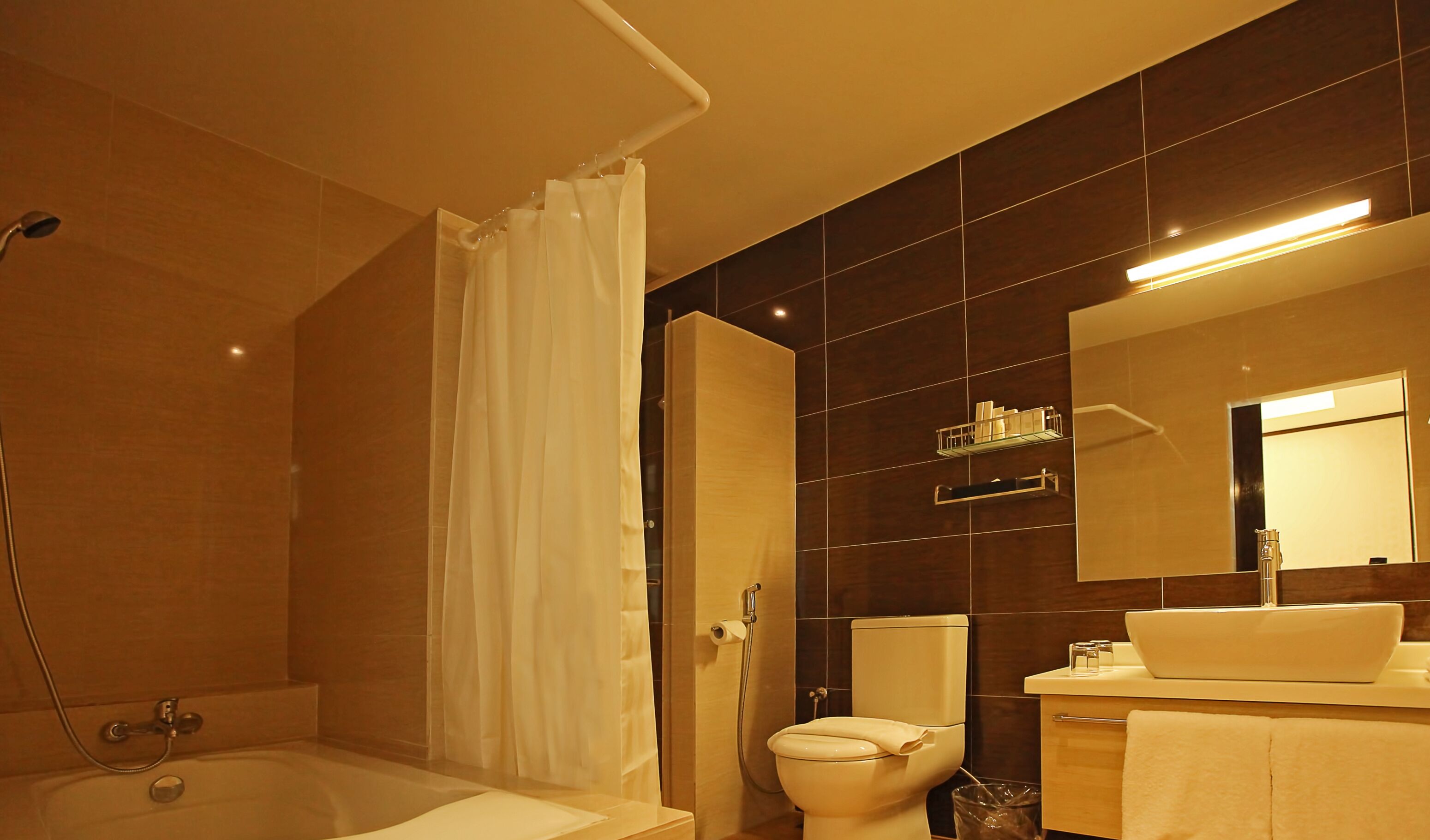 royal suite | bathroom | free toiletries, hair dryer, bidet, towels