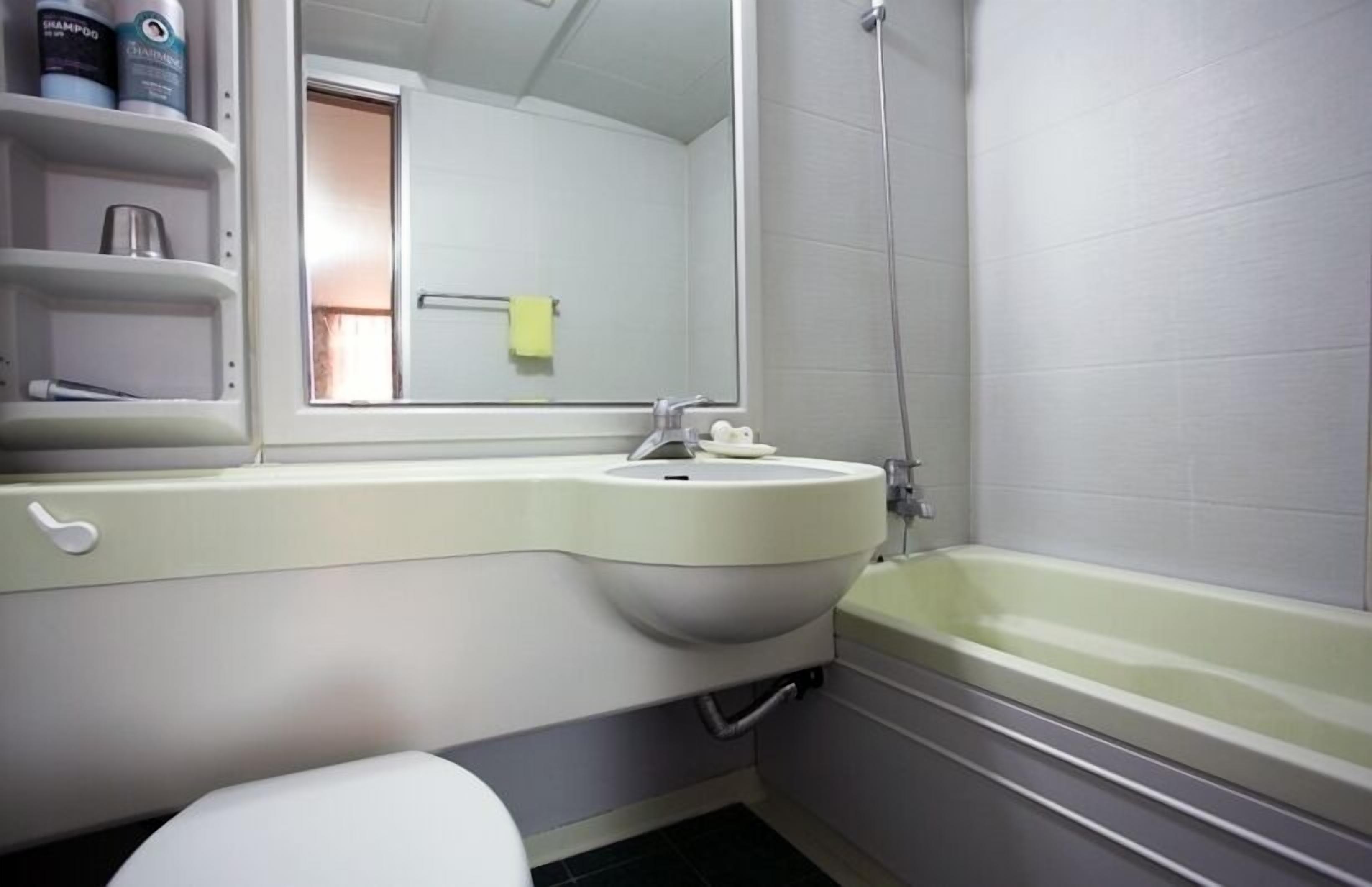 Superior Double Room | Bathroom | Combined shower/tub, free toiletries, hair dryer, bathrobes