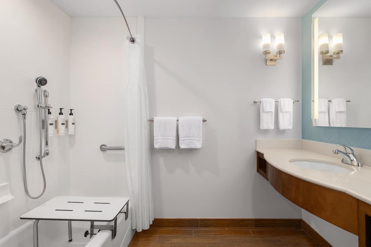 Combined shower/bathtub, free toiletries, towels