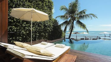 Piscine extérieure, parasols de plage, chaises longues