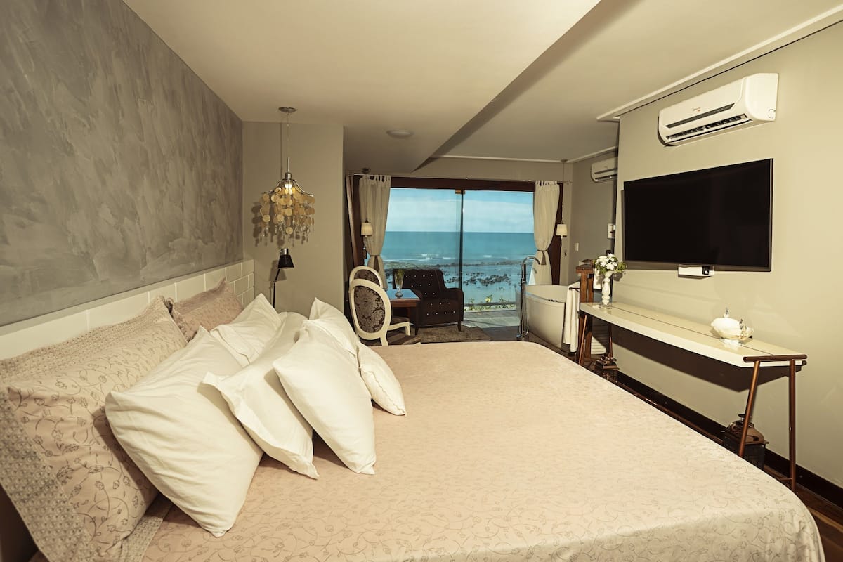 Suite Premium | 1 camera, minibar, una cassaforte in camera, tende oscuranti
