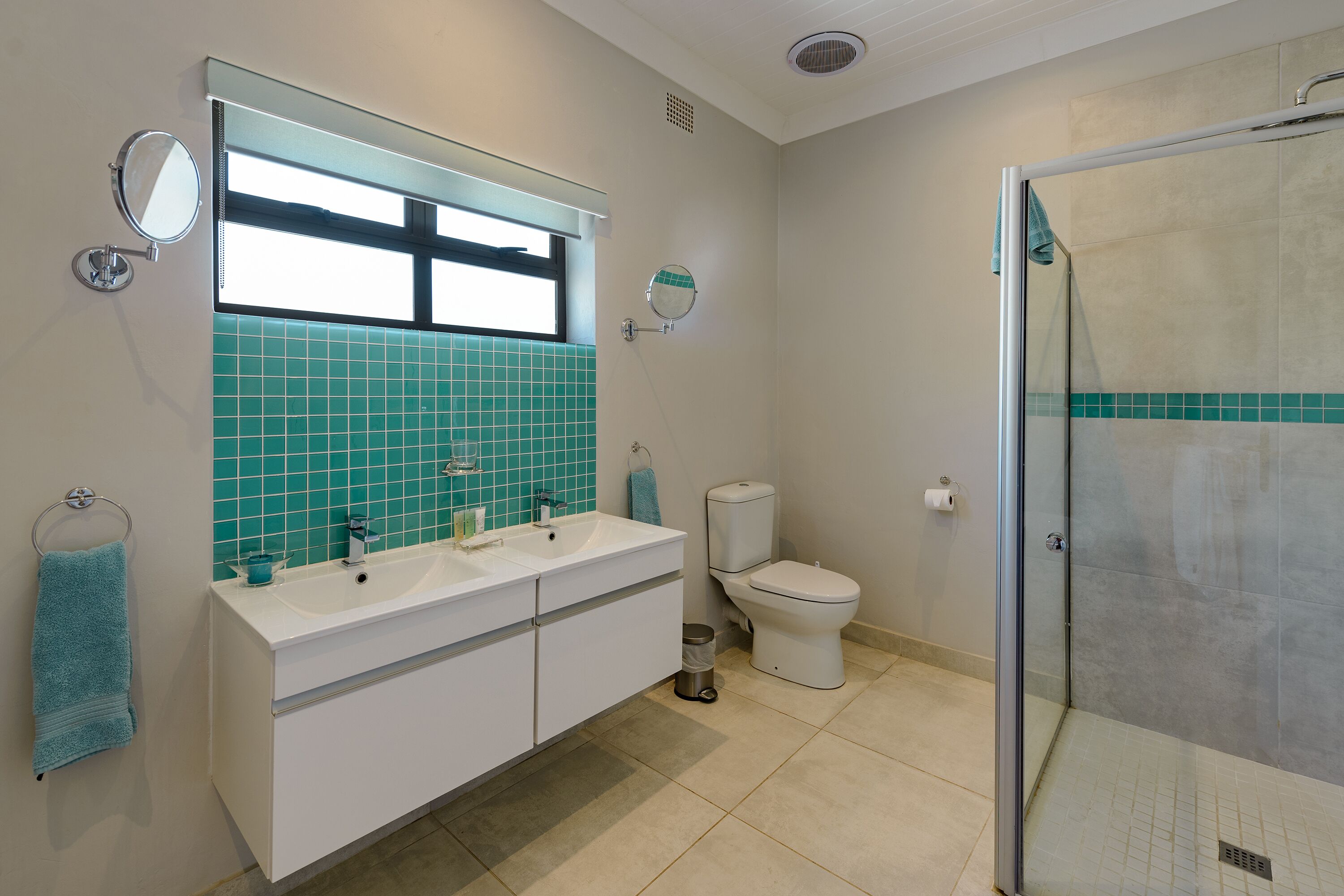 one bedroom apartment with patio | bathroom | towels