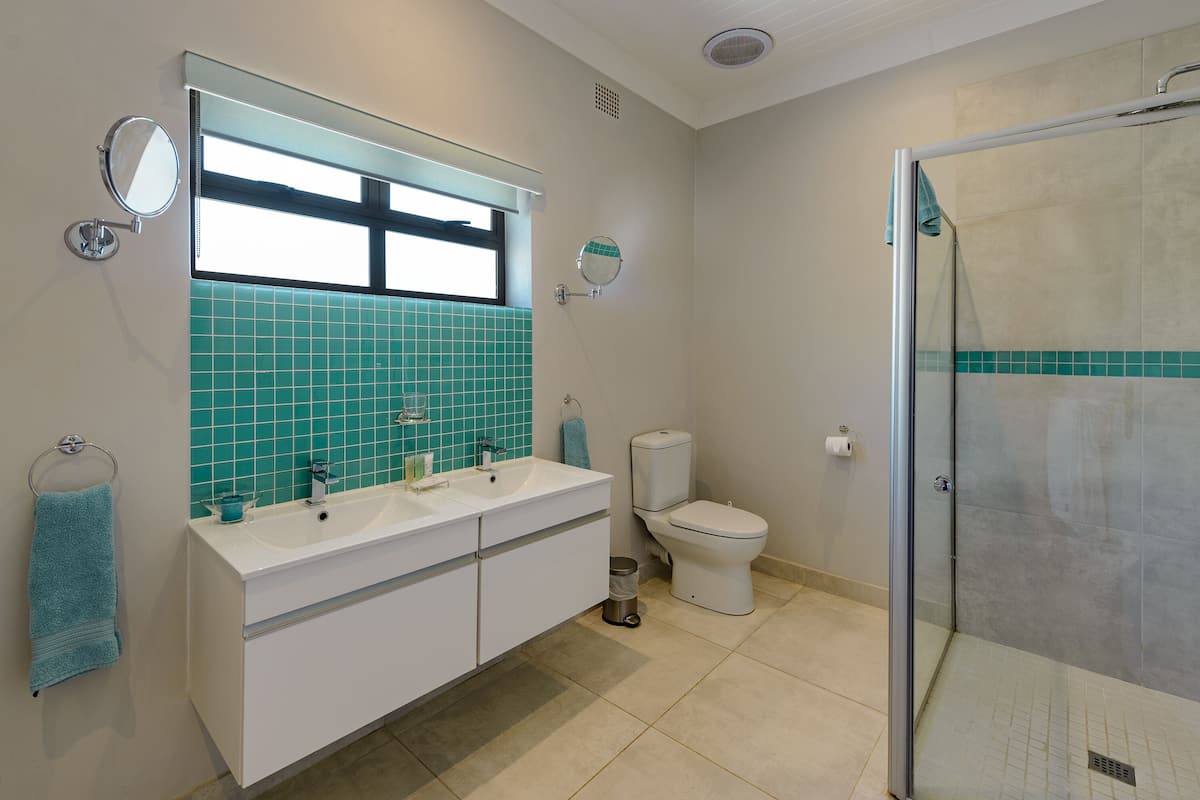 one bedroom apartment with patio | bathroom | towels