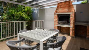 Two Bedroom Apartment with Patio | Udsigt fra balkon