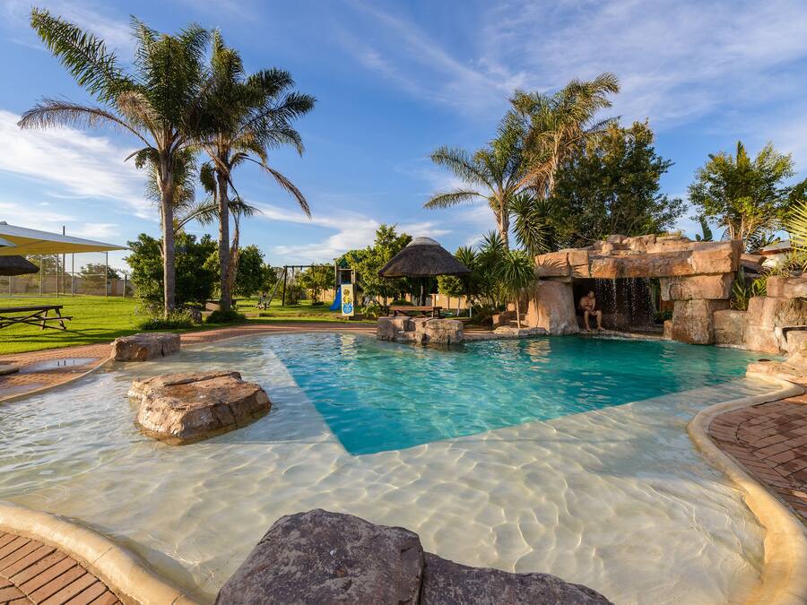 Utendørsbasseng og solsenger