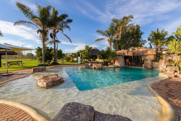 室外游泳池,日光浴躺椅