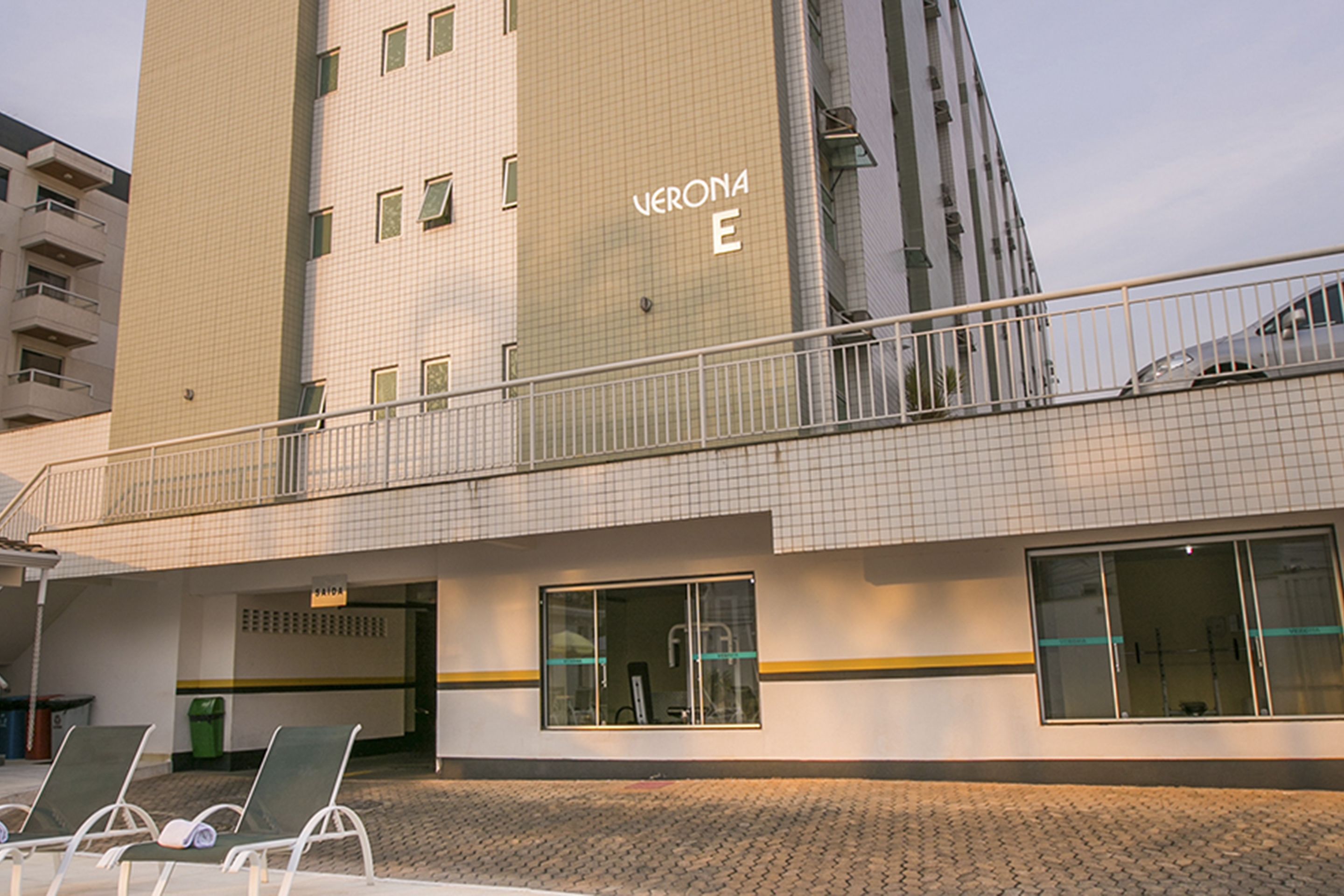 Alberca al aire libre y camastros 