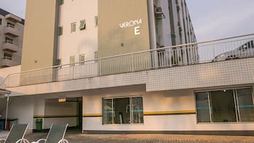 Alberca al aire libre y camastros