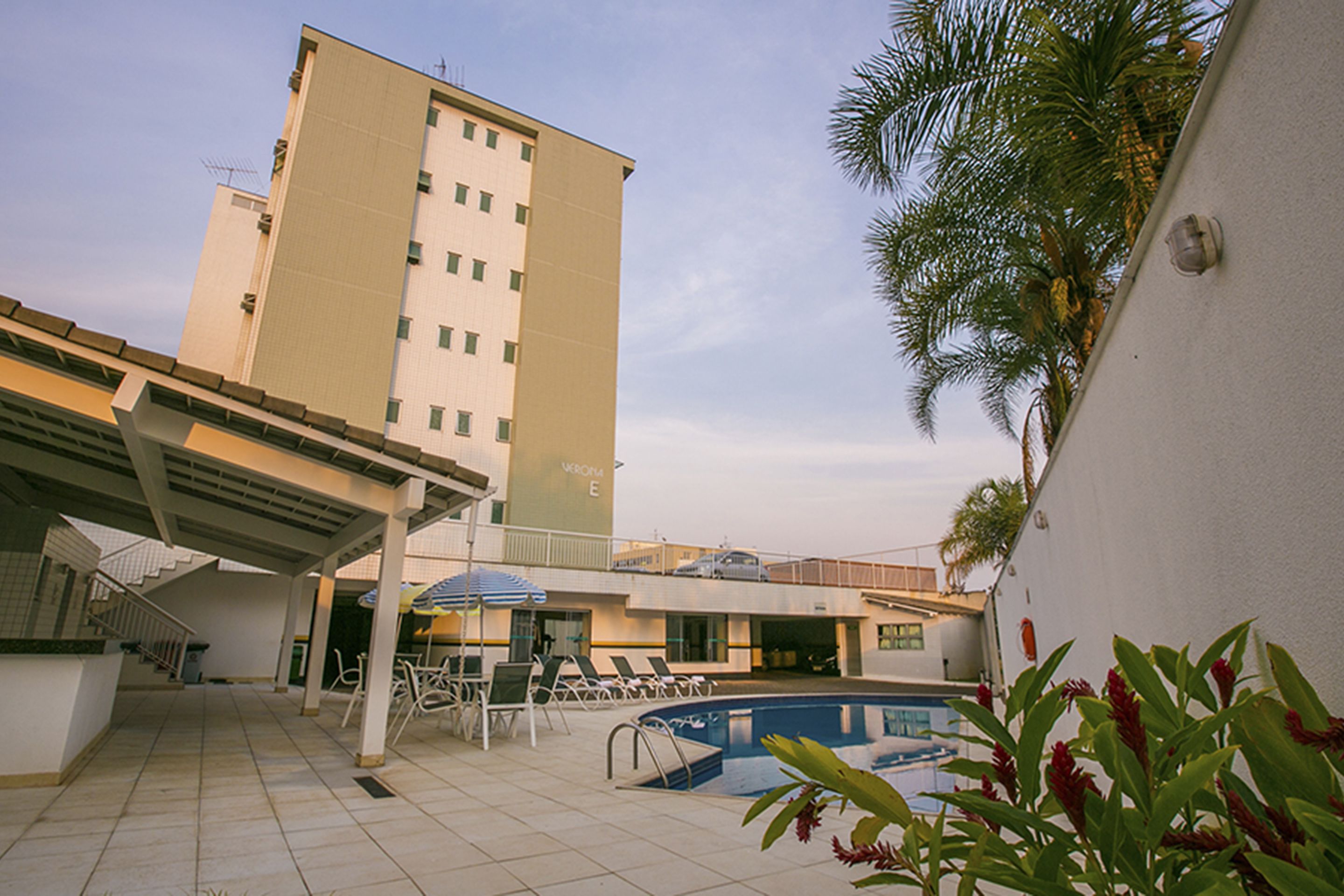 Alberca al aire libre y camastros 