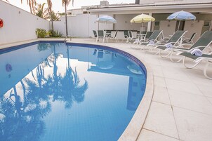 Piscina externa, espreguiçadeiras