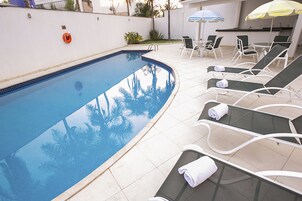 Piscina externa, espreguiçadeiras