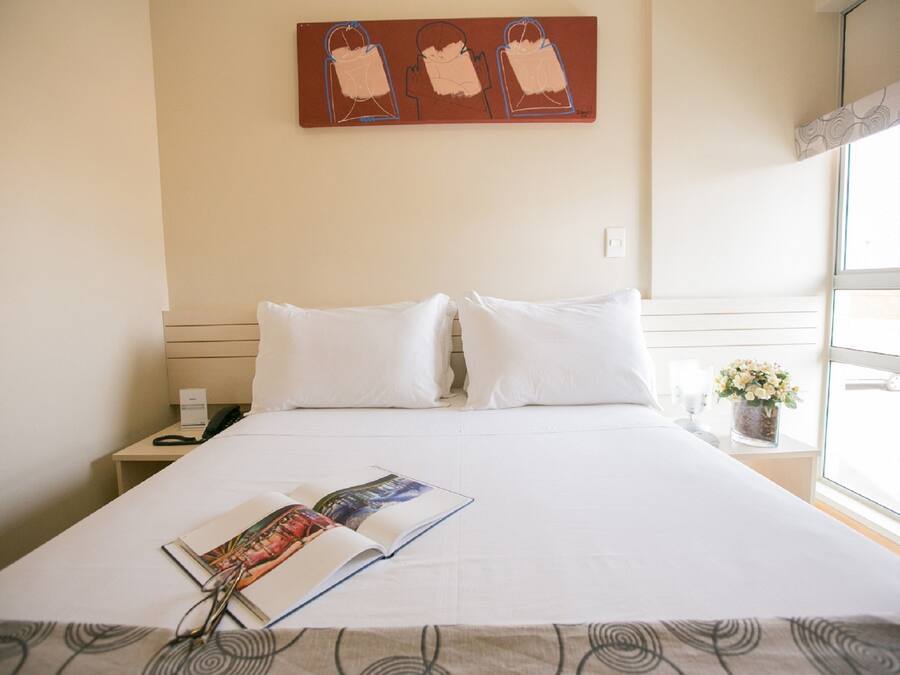 1 habitación, caja de seguridad en la habitación y escritorio
