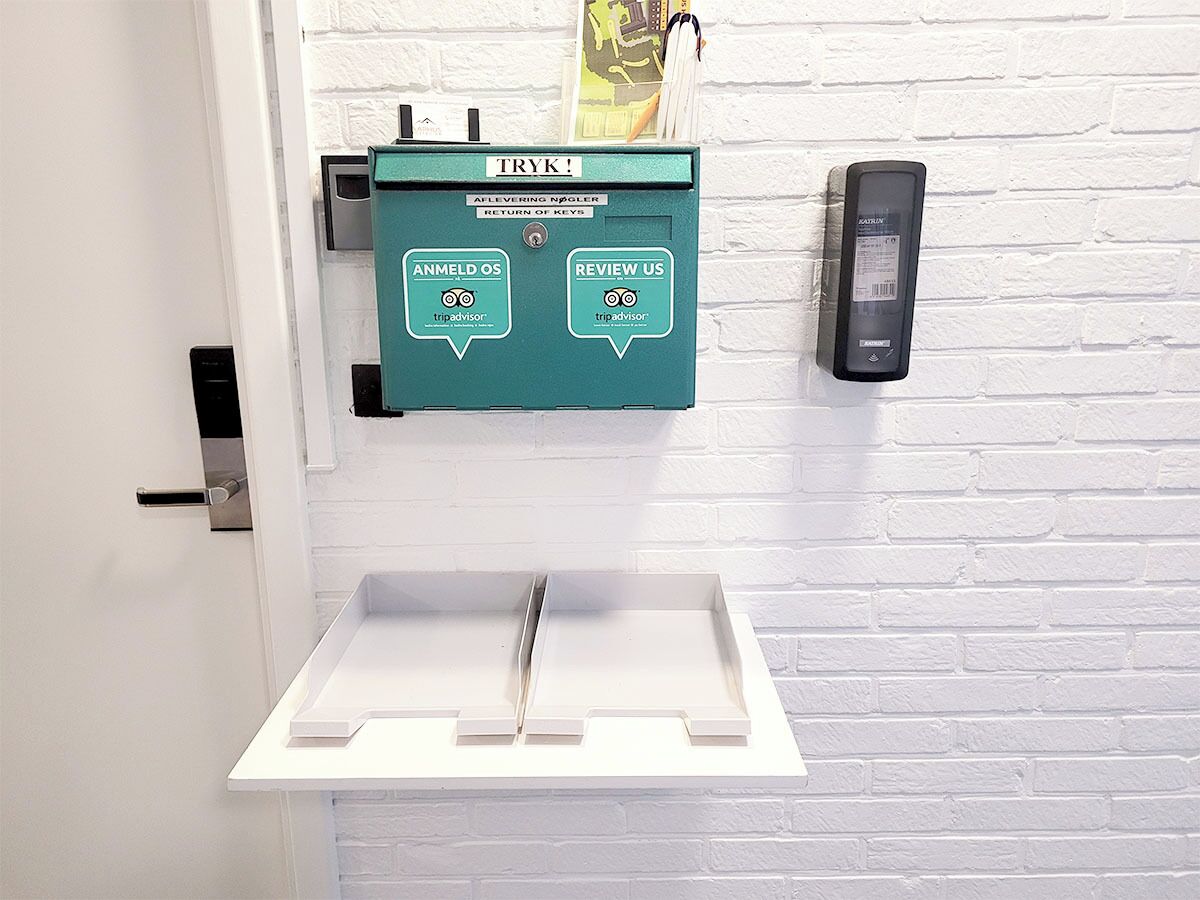 Kios check-in/check-out
