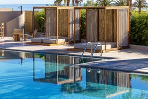 Piscina externa sazonal, guarda-sóis, espreguiçadeiras