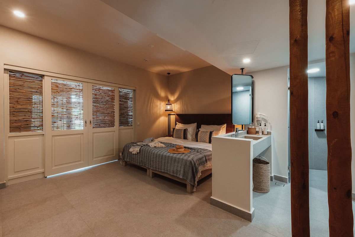 Junior suite, privézwembad, uitzicht op tuin | 1 slaapkamer, een kluis op de kamer, een strijkplank/strijkijzer