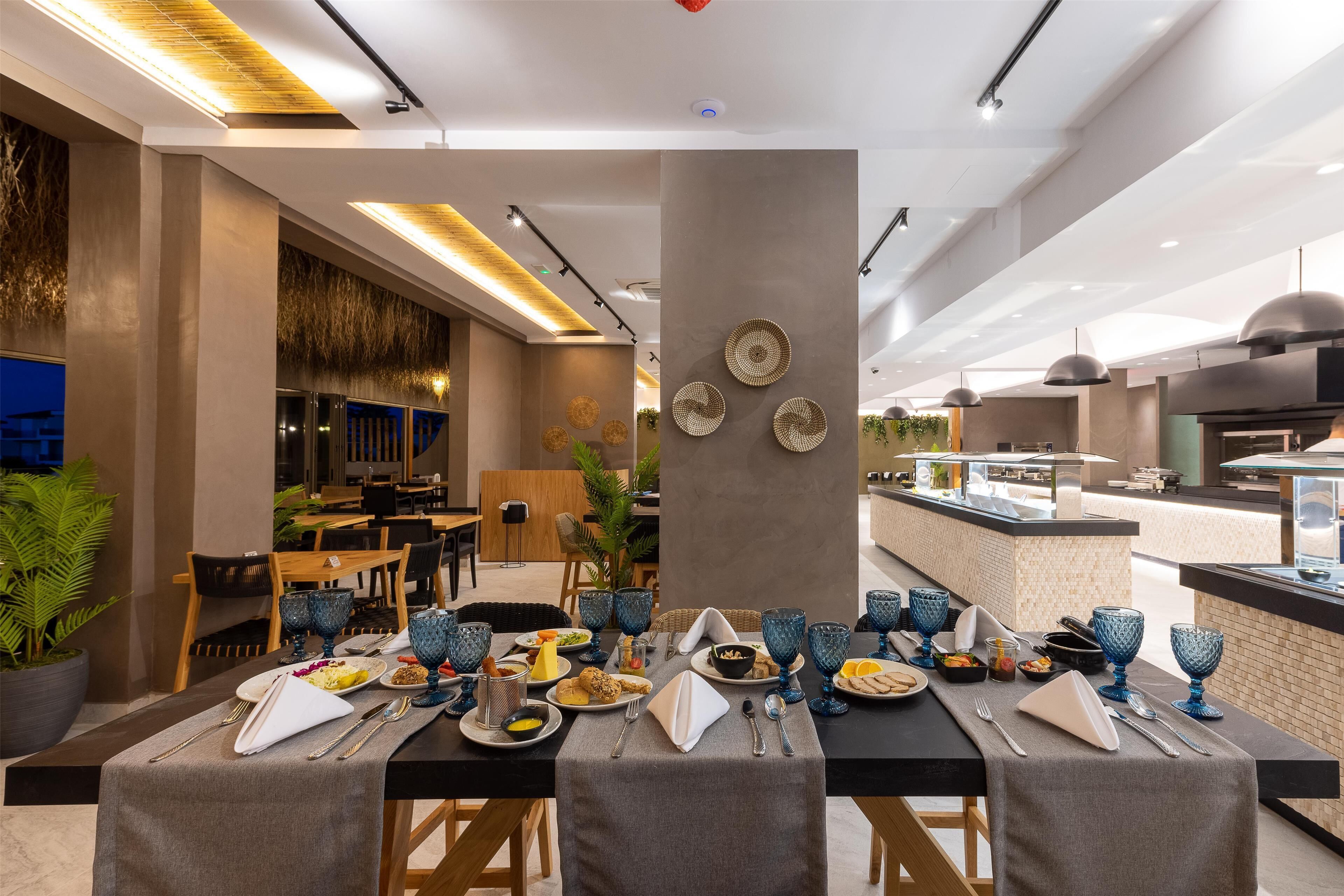 2 restaurants, breakfast served