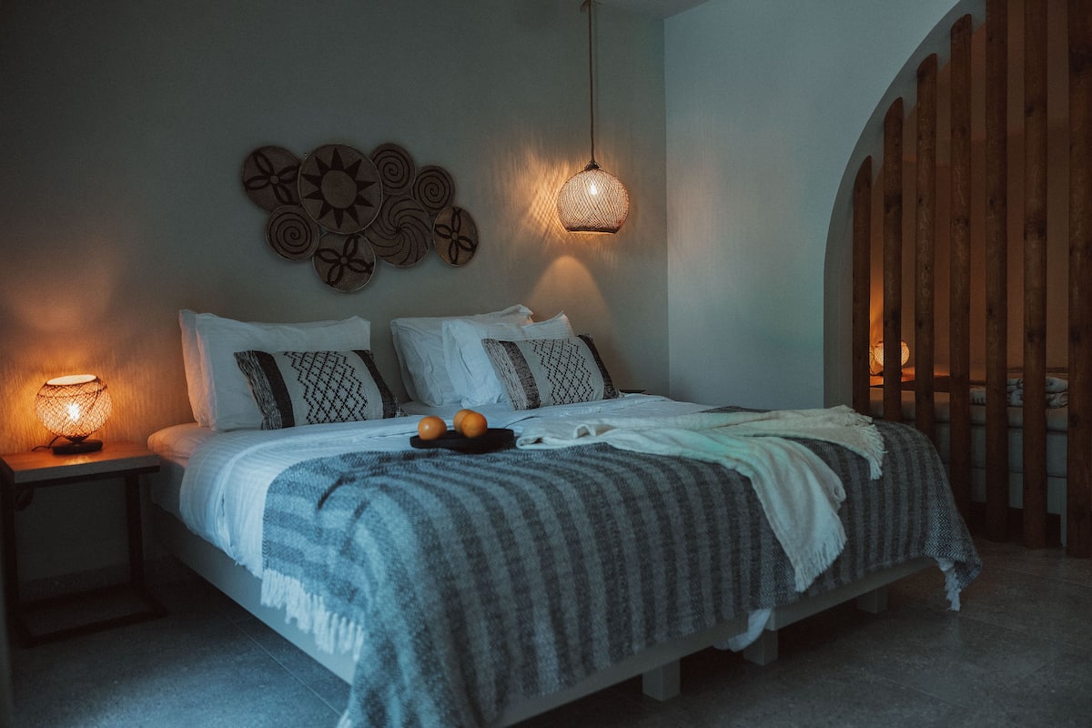 Junior suite, uitzicht op tuin | 1 slaapkamer, een kluis op de kamer, een strijkplank/strijkijzer
