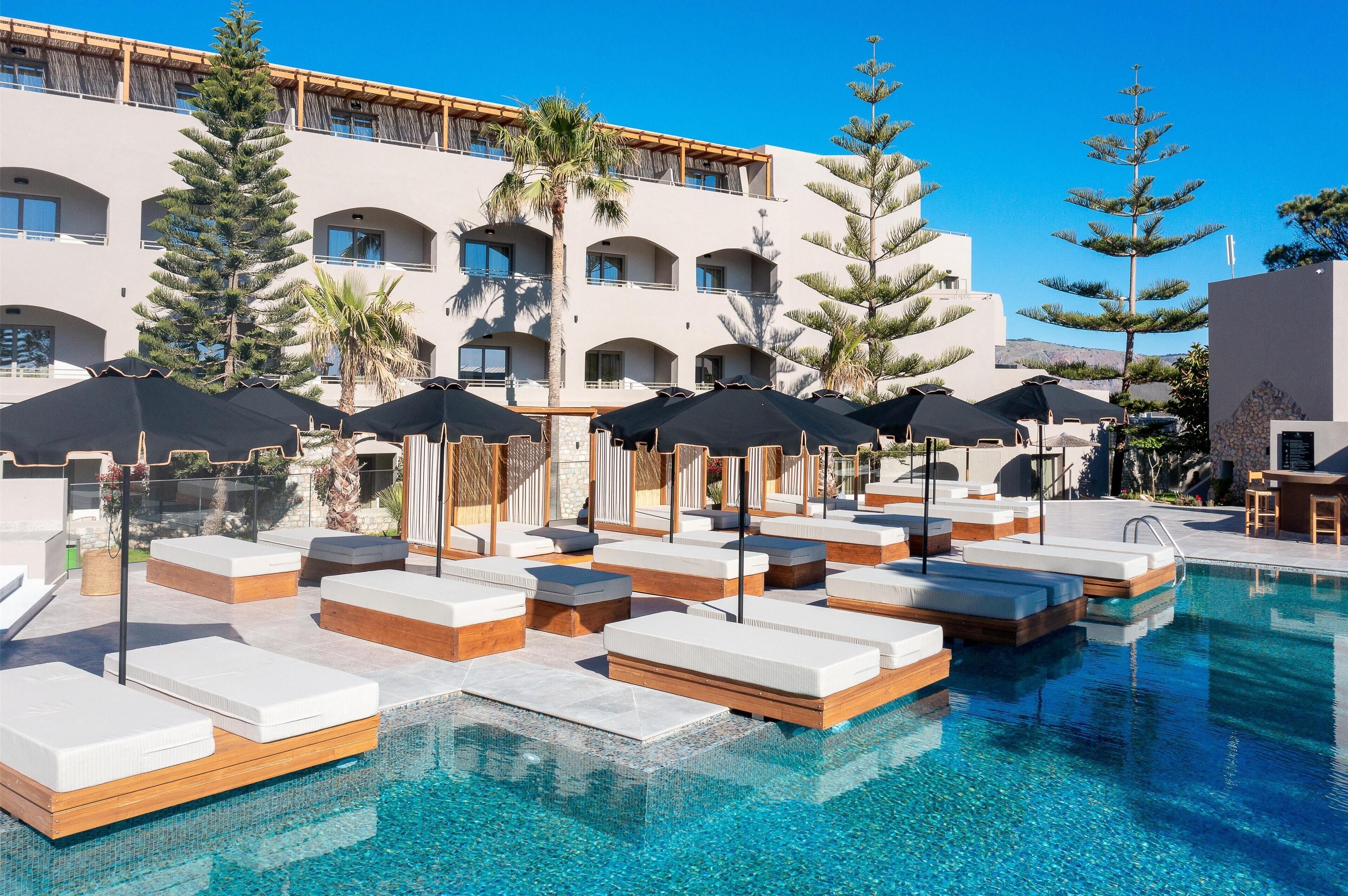 시즌별로 운영되는 야외 수영장, 수영장 파라솔, 일광욕 의자