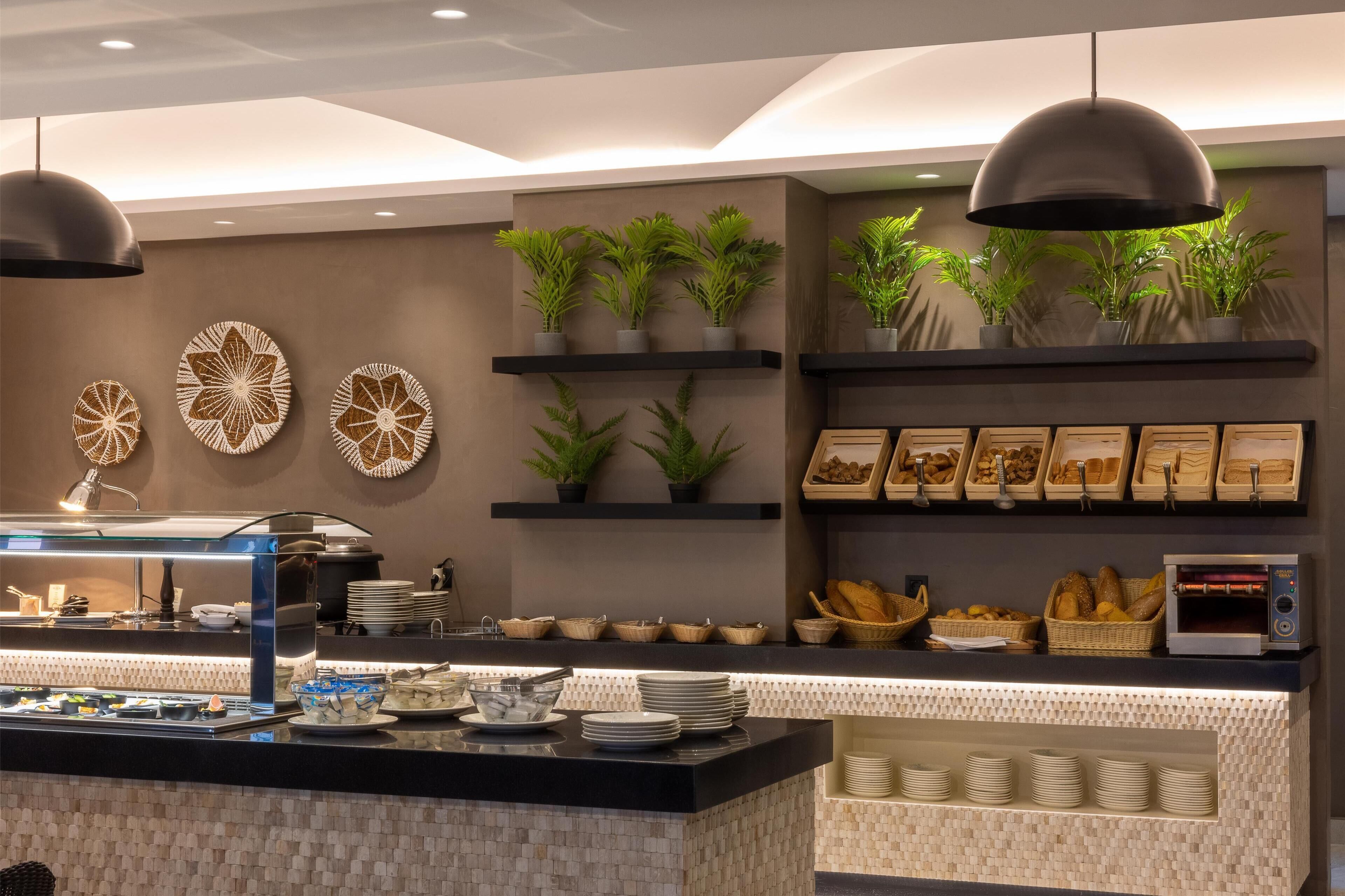 2 restaurants, breakfast served