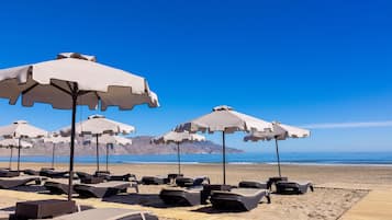 Aan het strand, cabana's (toeslag), ligstoelen aan het strand, parasols