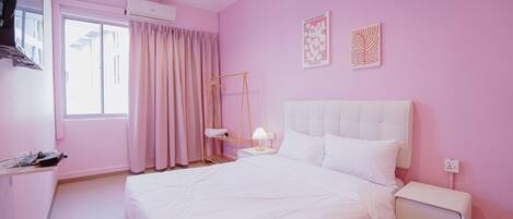 أغطية فراش متميزة ومكتب وتجهيزات عازلة للصوت وواي فاي مجانًا