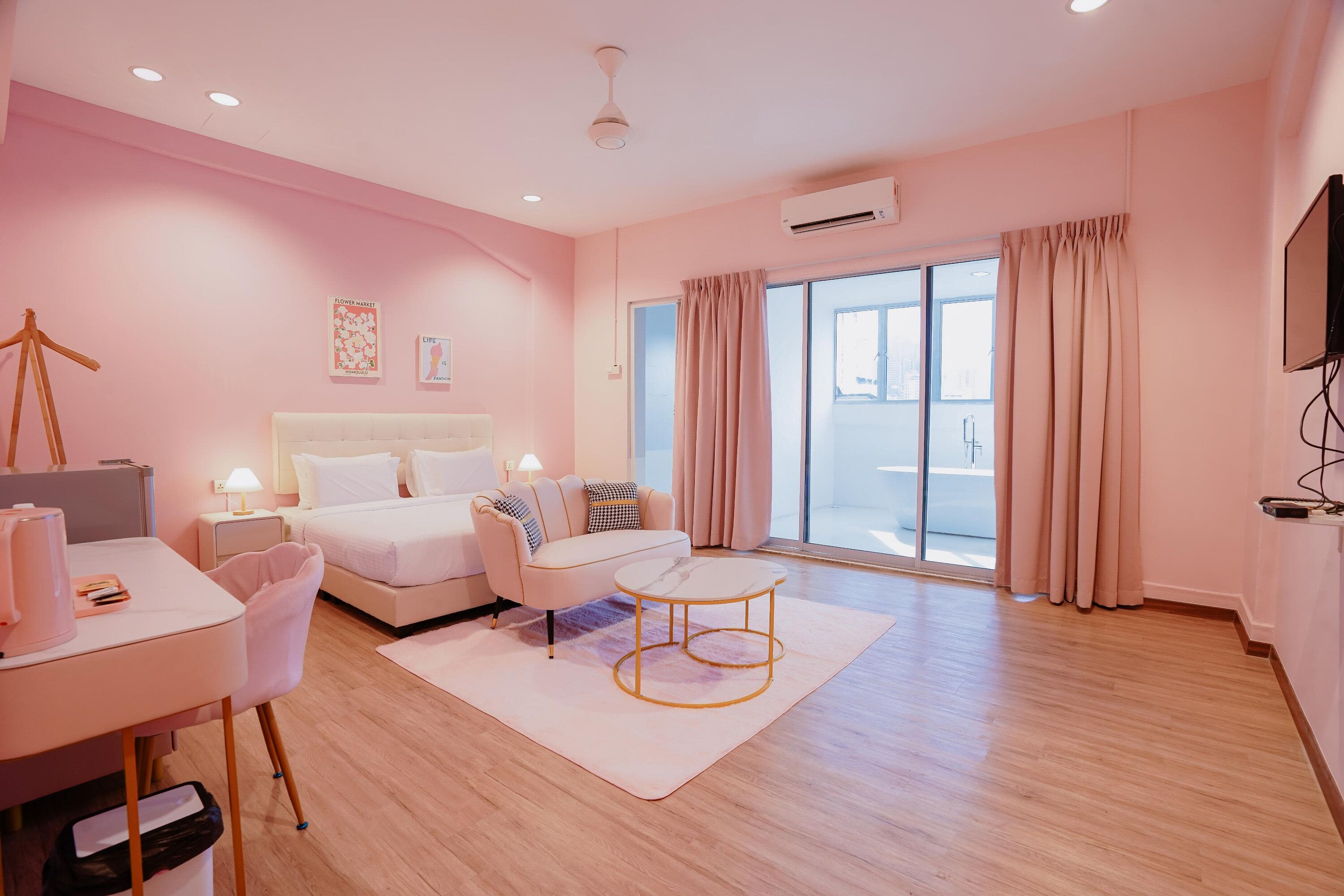 Suite | Peralatan tempat tidur premium, meja, kalis bunyi, Wi-fi percuma 