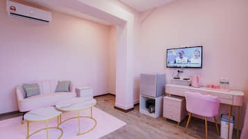 Suite | Premium bedding, desk, soundproofing, free WiFi