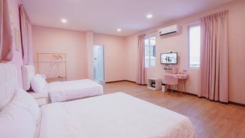 Family Room | Premium bedding, desk, soundproofing, free WiFi