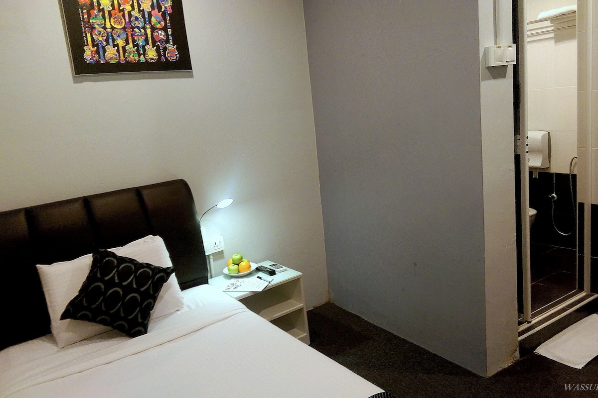 Single Room | In-room safe, soundproofing, rollaway beds, free WiFi