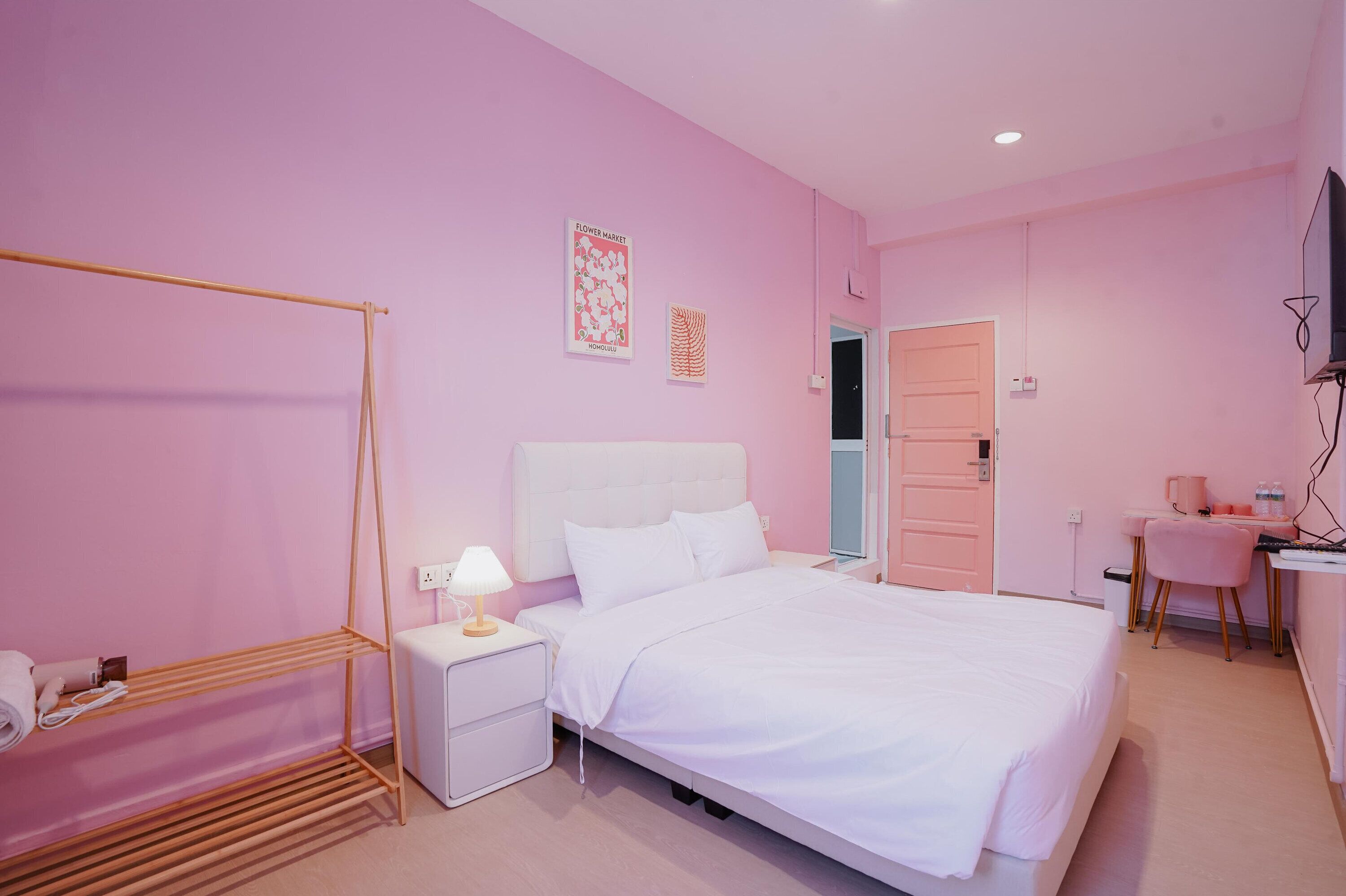 Premium bedding, desk, soundproofing, free WiFi