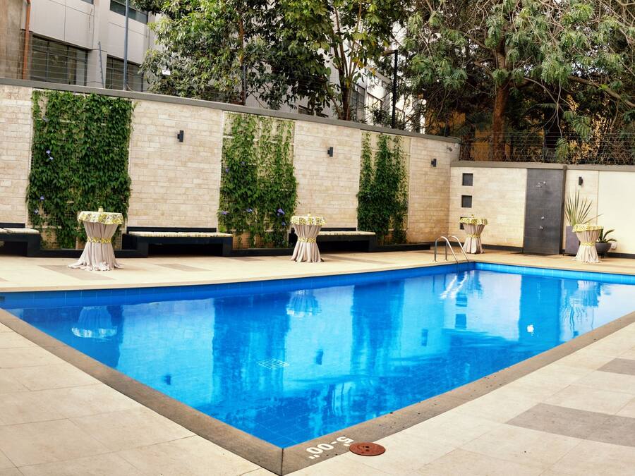 Una piscina al aire libre