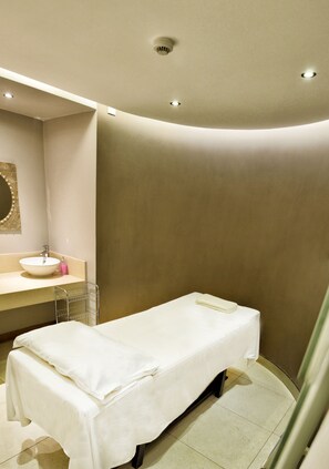 Deep-tissue massages, Swedish massages, Thai massages, sports massages - The Zehneria Hotel   (Nairobi)