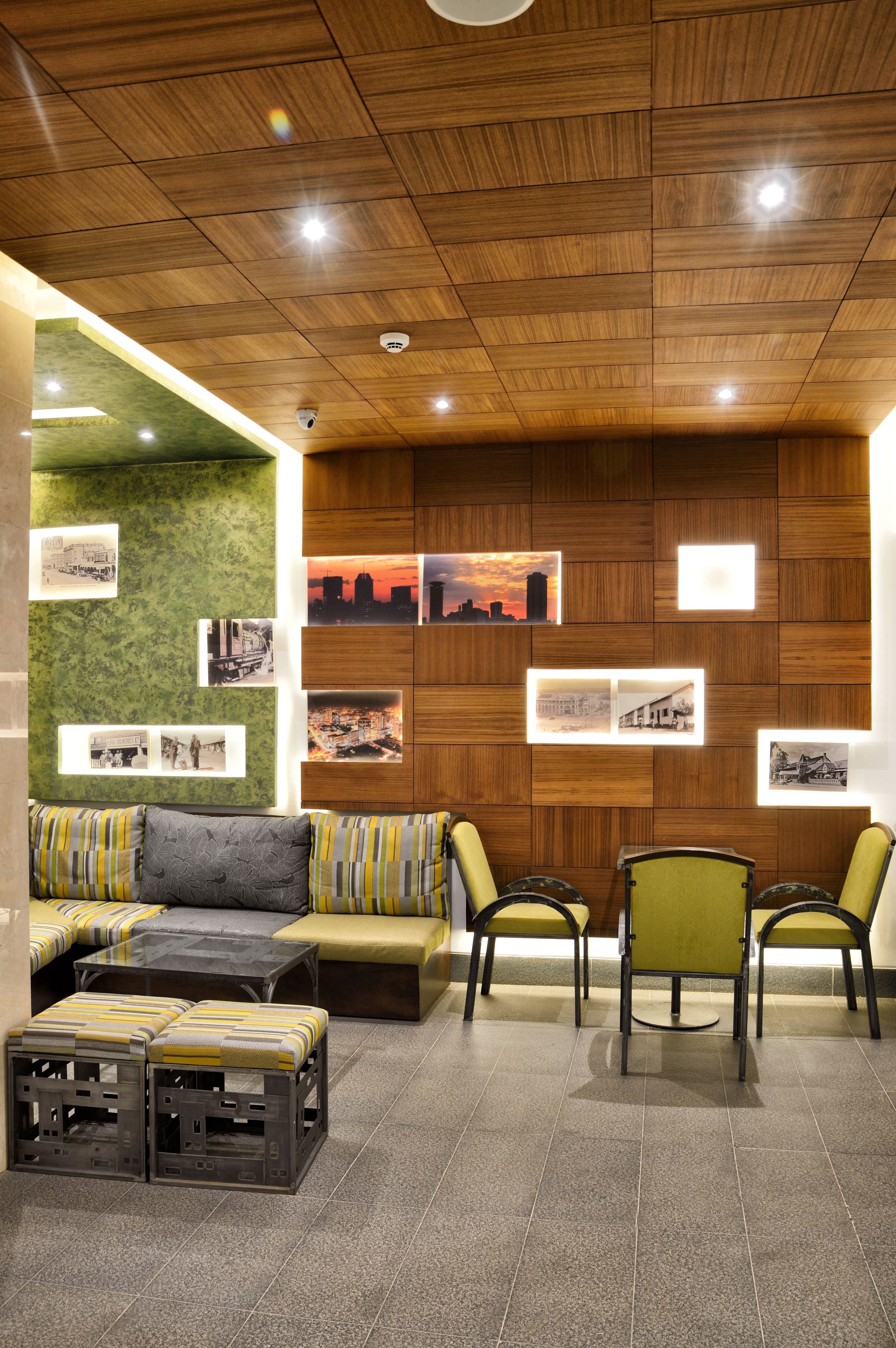 Serves lunch and dinner