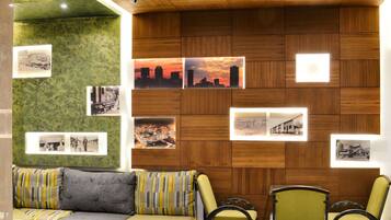 Serverer lunsj og middag