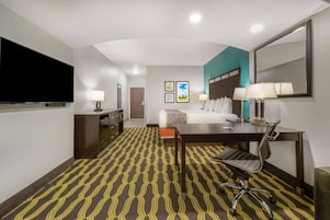 Roupas de cama premium, escrivaninha, espaço de trabalho para notebook