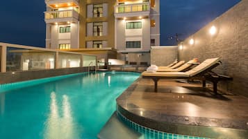 Una piscina al aire libre