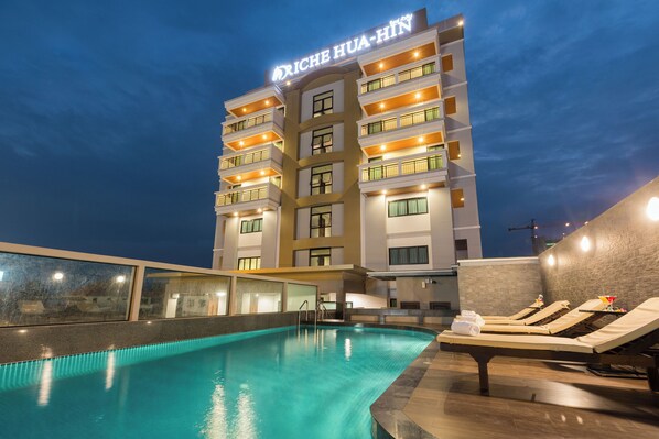 A hotel with a swimming pool and sun loungers. - Riche Hua Hin (Hua Hin)