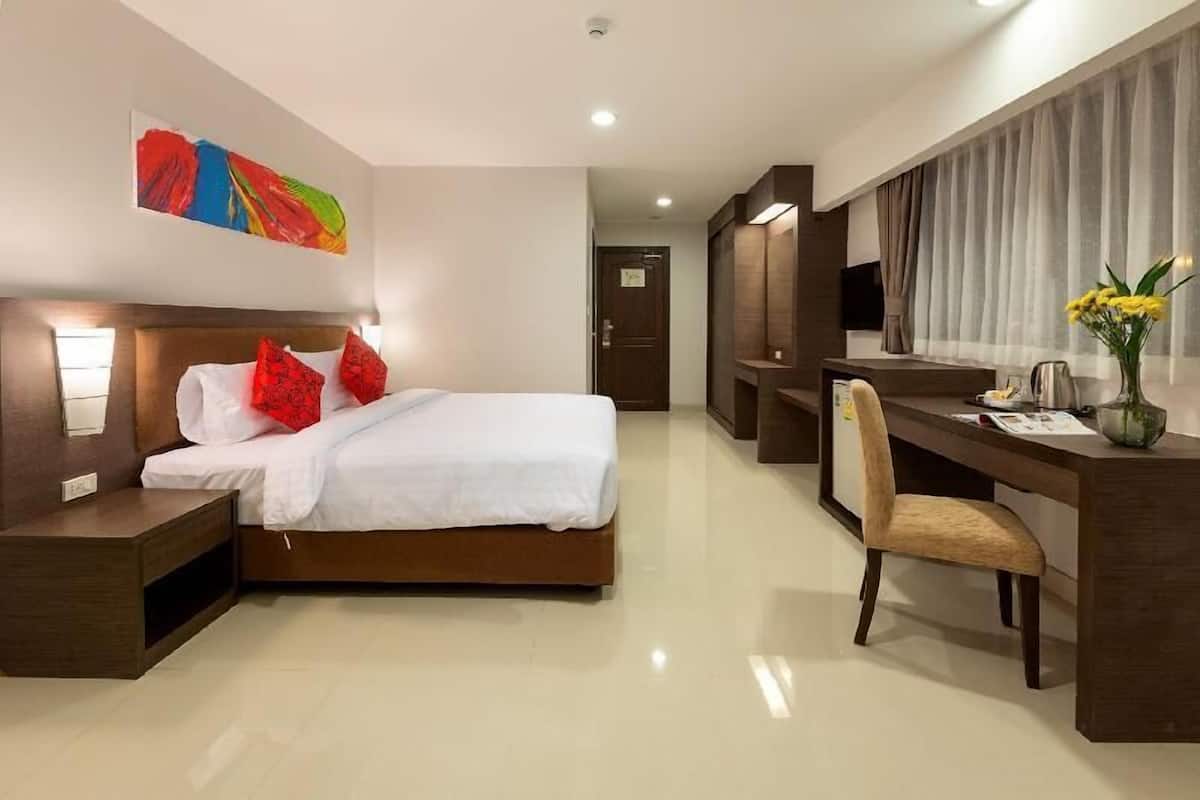 Minibar, in-room safe, desk, iron/ironing board